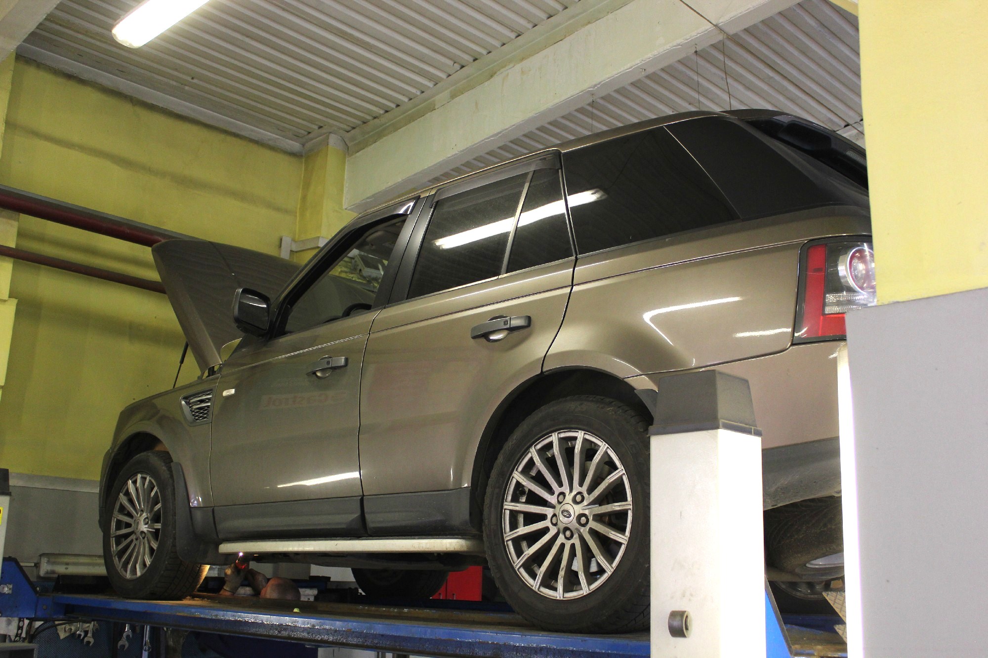 Рендж Ровер на подъемнкие