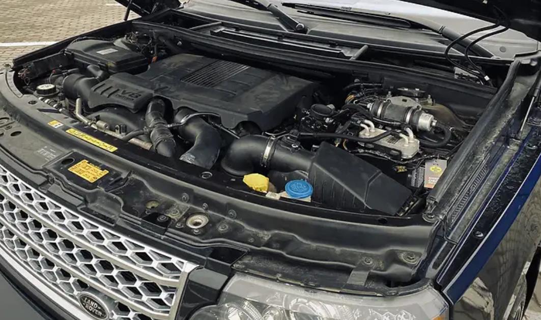 открытый капот Рендж Ровер