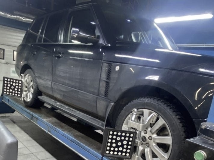 Рендж Ровер на стенде сход развала