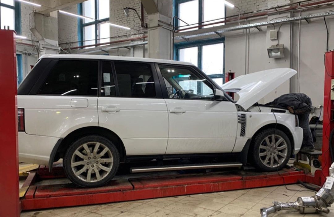 Рендж Ровер в автосервисе на подъемнике