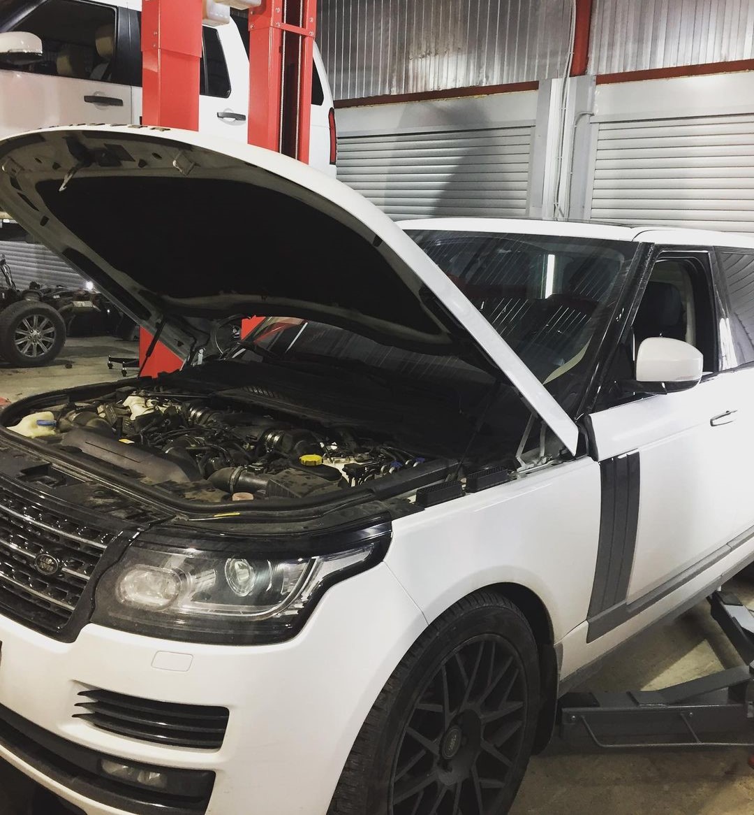 Рендж Ровер в техцентре с открытым капотом